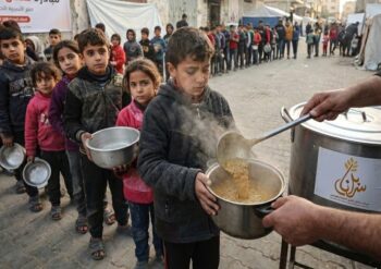 مبادرة توزيع وجبات ساخنة على الأسر المحتاجة